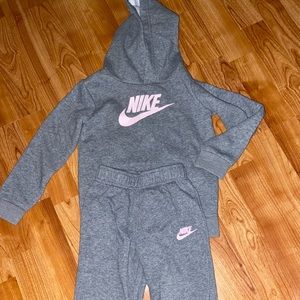 Toddler girls Nike set size 4